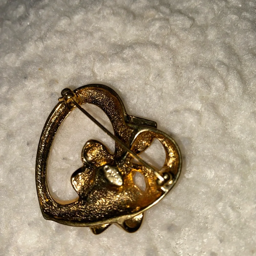 Elegant Gold Heart Brooch with Red Gem‎